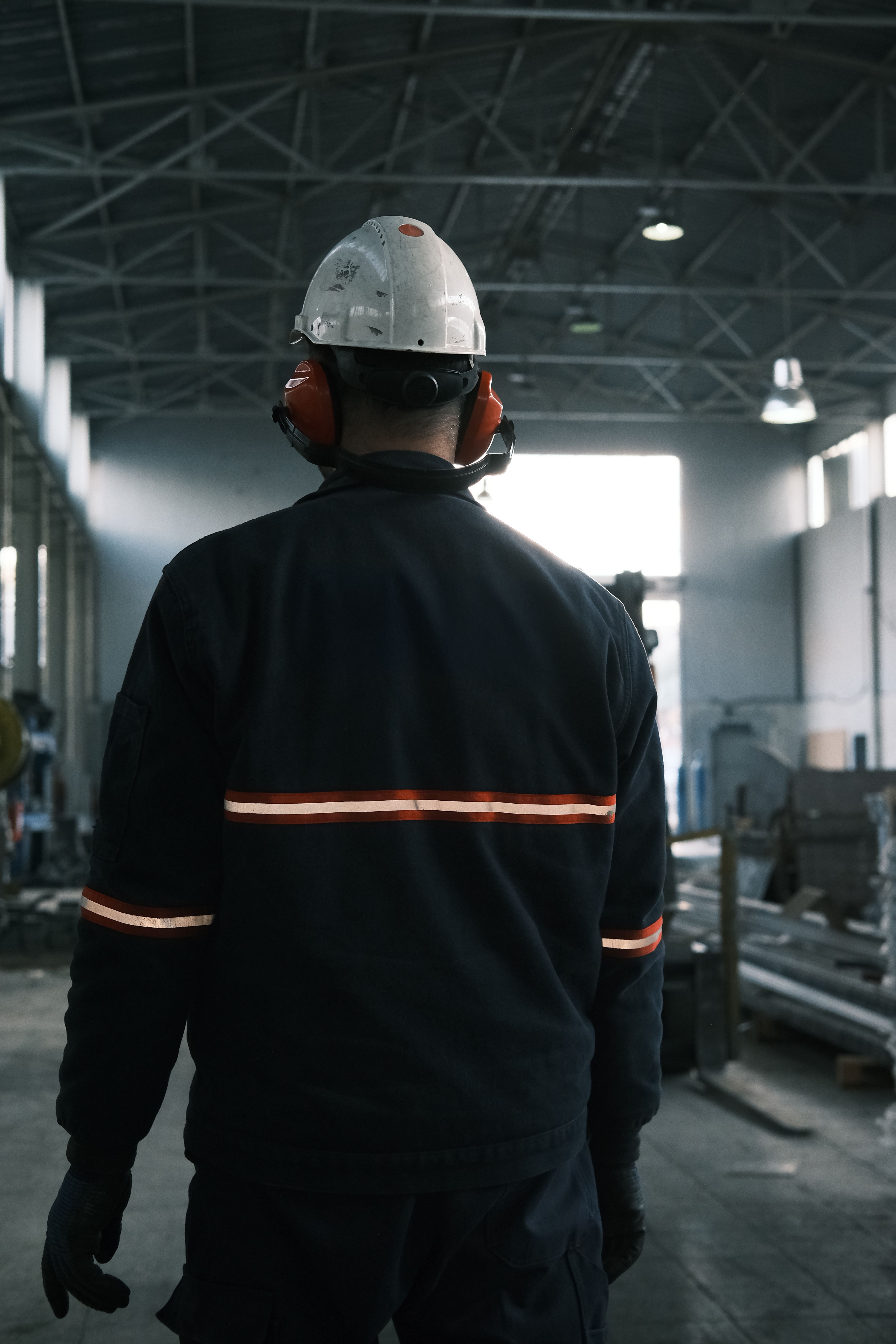 Professionnel équipé pour travailler en sécurité